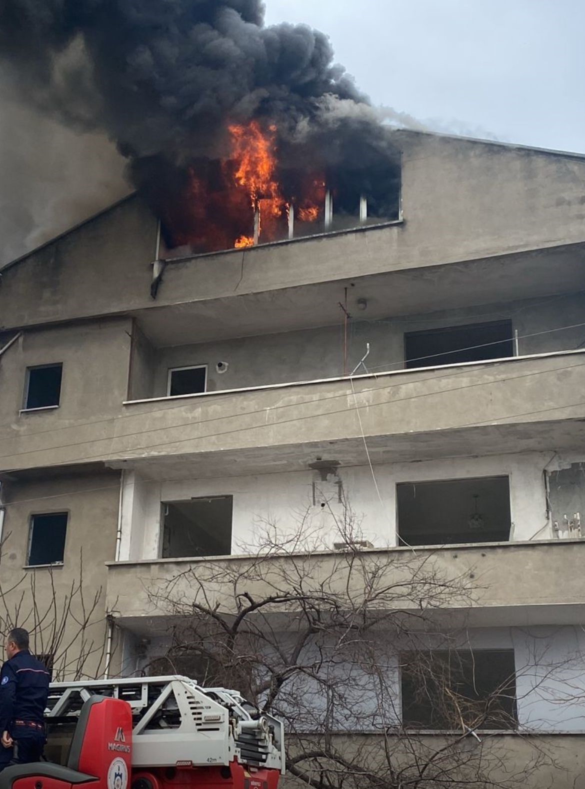 Yıkımı süren binanın çatı katında yangın çıktı
