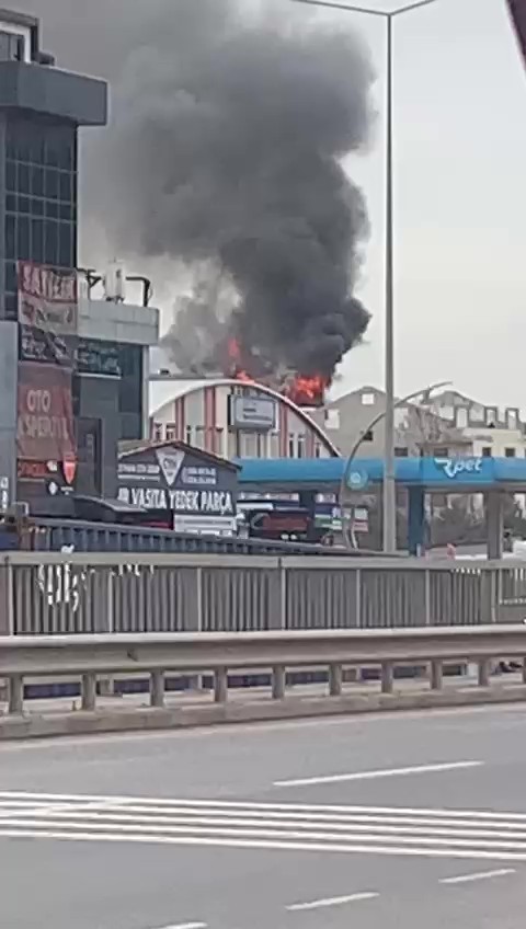 Yıkımı süren binanın çatı katında yangın çıktı
