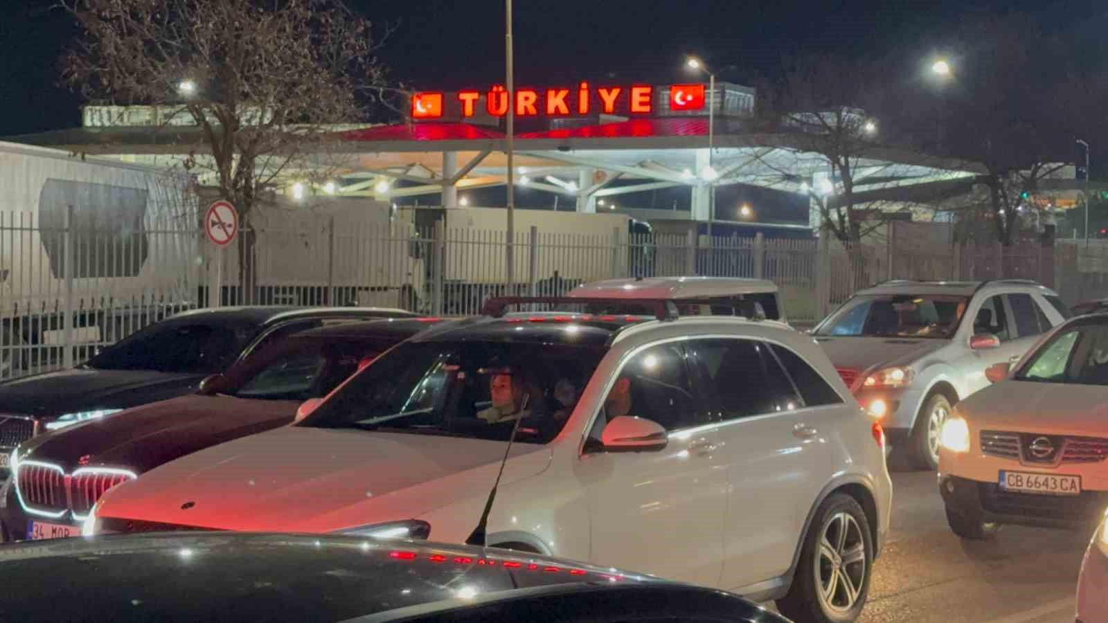 Yılbaşı alışverişini Edirne’de yapan Bulgaristan vatandaşları, dönüşte sınır kapılarında yoğunluk oluşturdu
