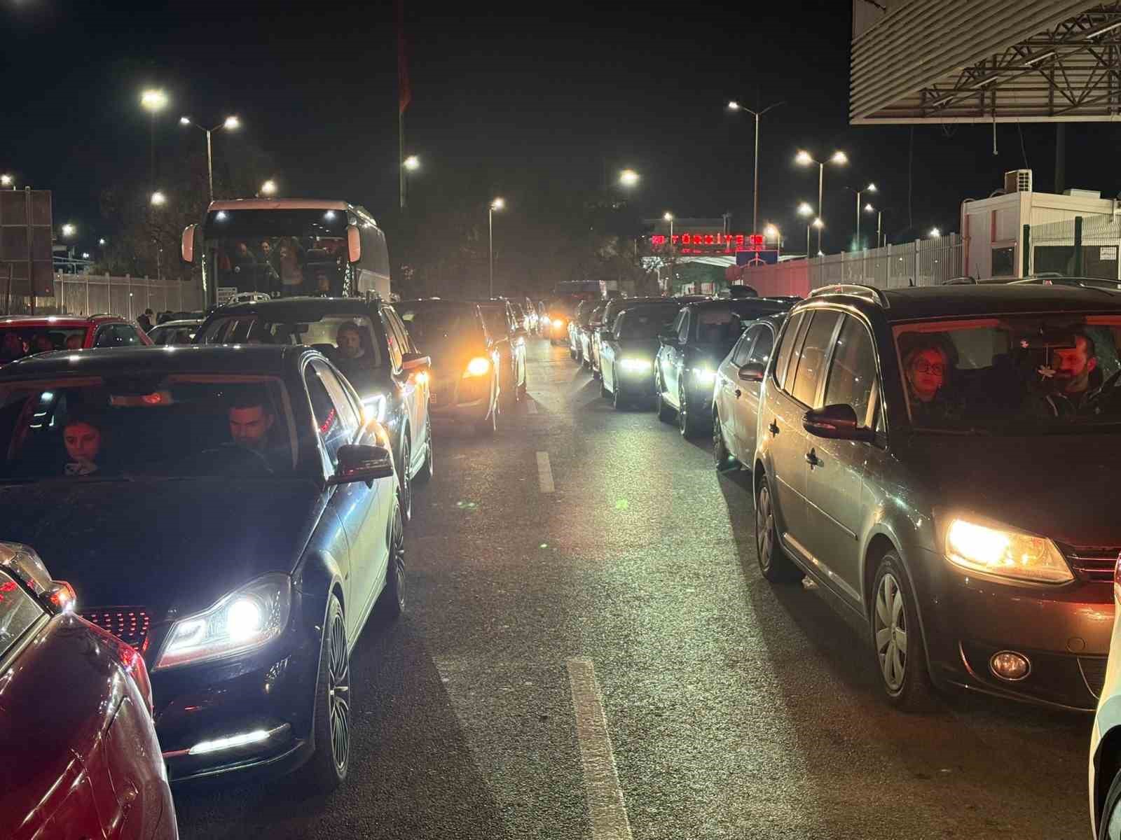 Yılbaşı alışverişini Edirne’de yapan Bulgaristan vatandaşları, dönüşte sınır kapılarında yoğunluk oluşturdu
