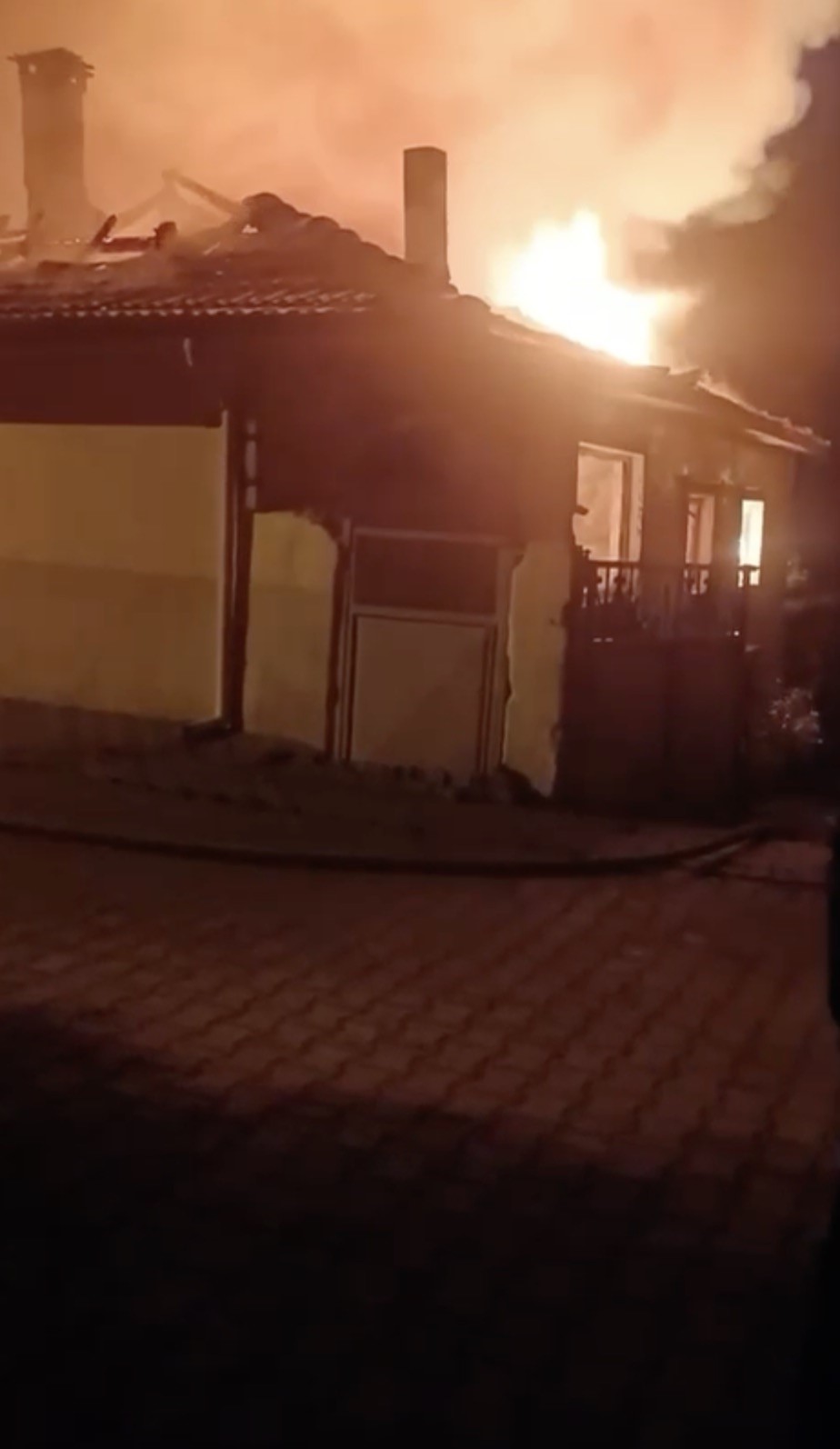 Yılbaşı gecesi Bursa’da köy evi alevlere teslim oldu
