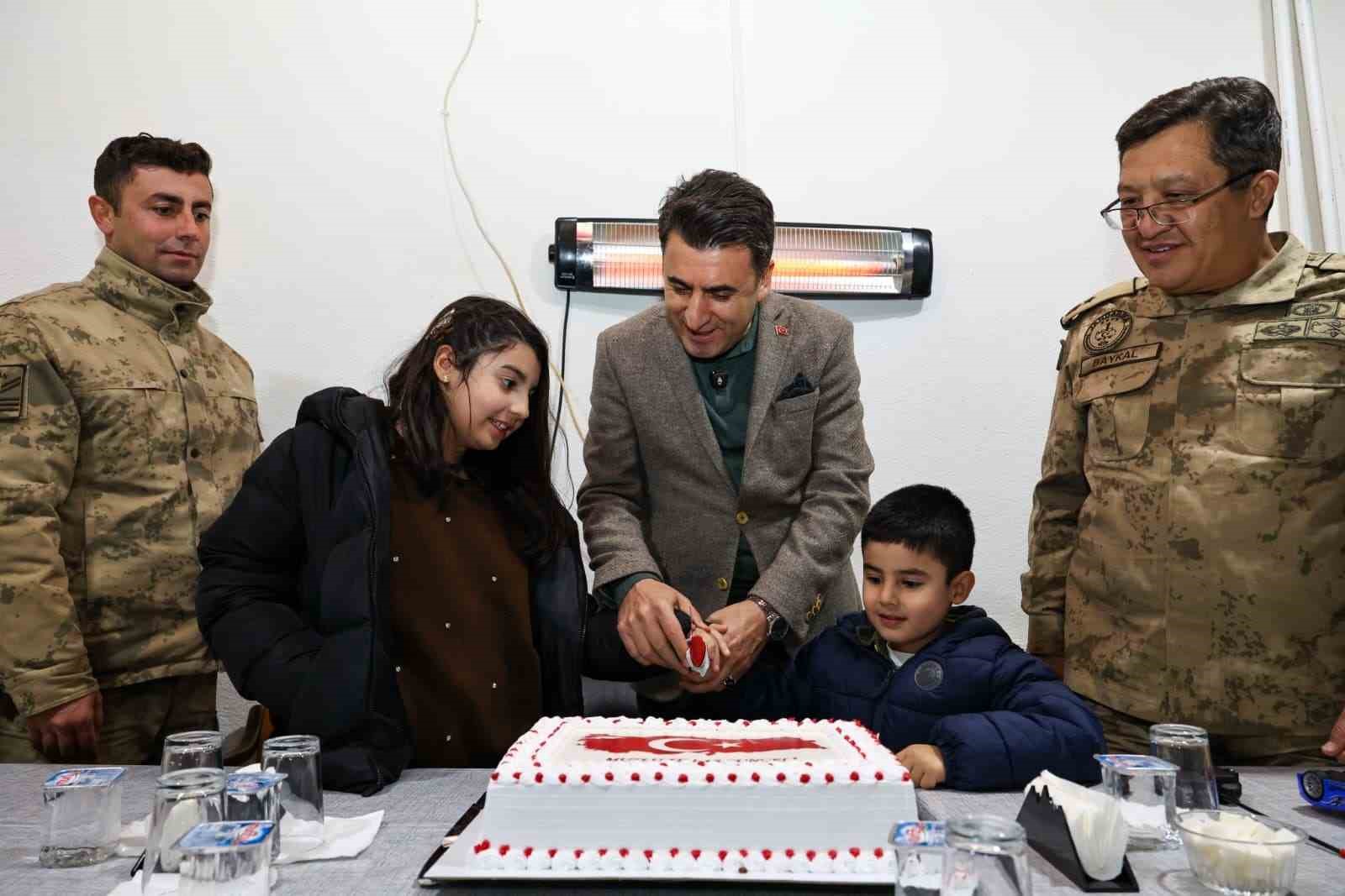 Yılbaşı nöbetinde aile sevinci: Güvenlik kulesinde duygu dolu anlar
