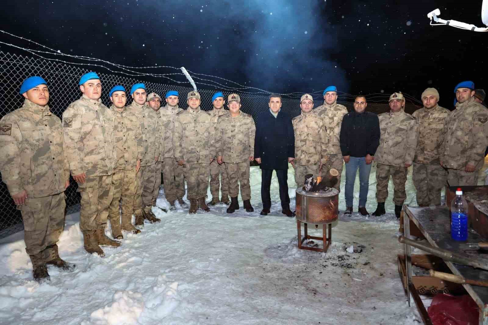 Yılbaşı nöbetinde aile sevinci: Güvenlik kulesinde duygu dolu anlar
