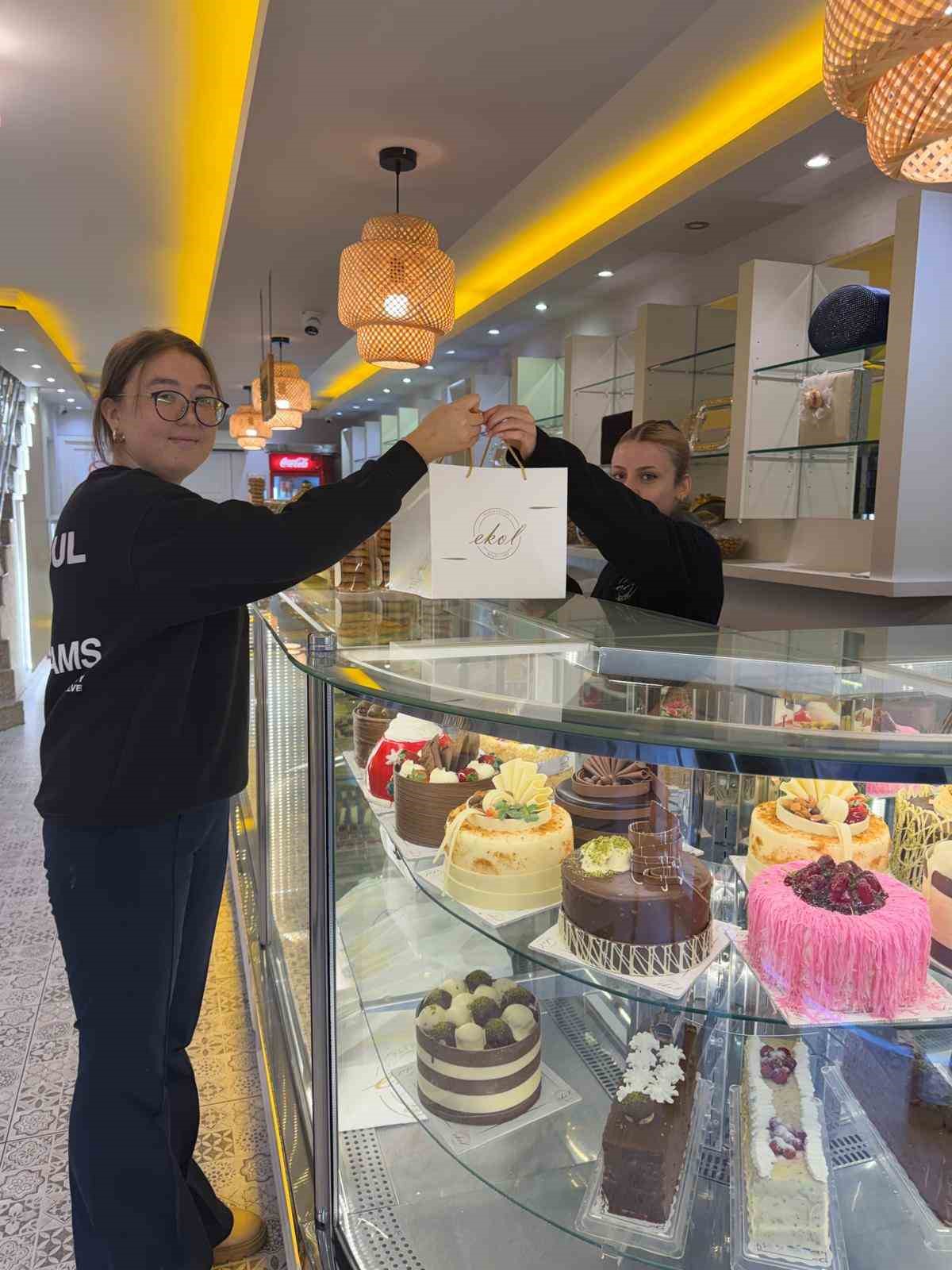 Yılbaşına özel hazırlanan 40 pastaya altın gizlediler
