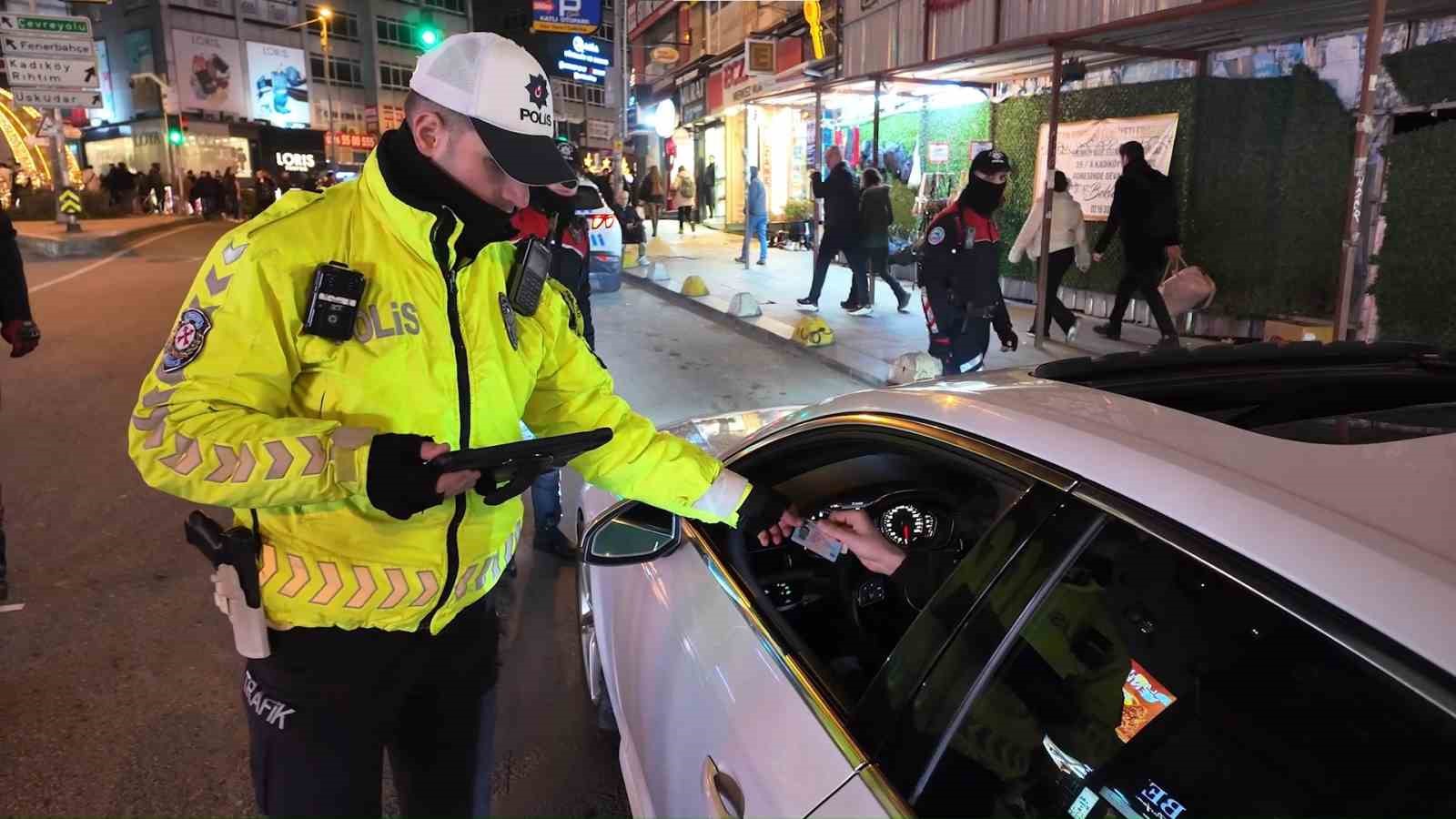 Yılbaşına saatler kala Kadıköy’de denetimler sürüyor
