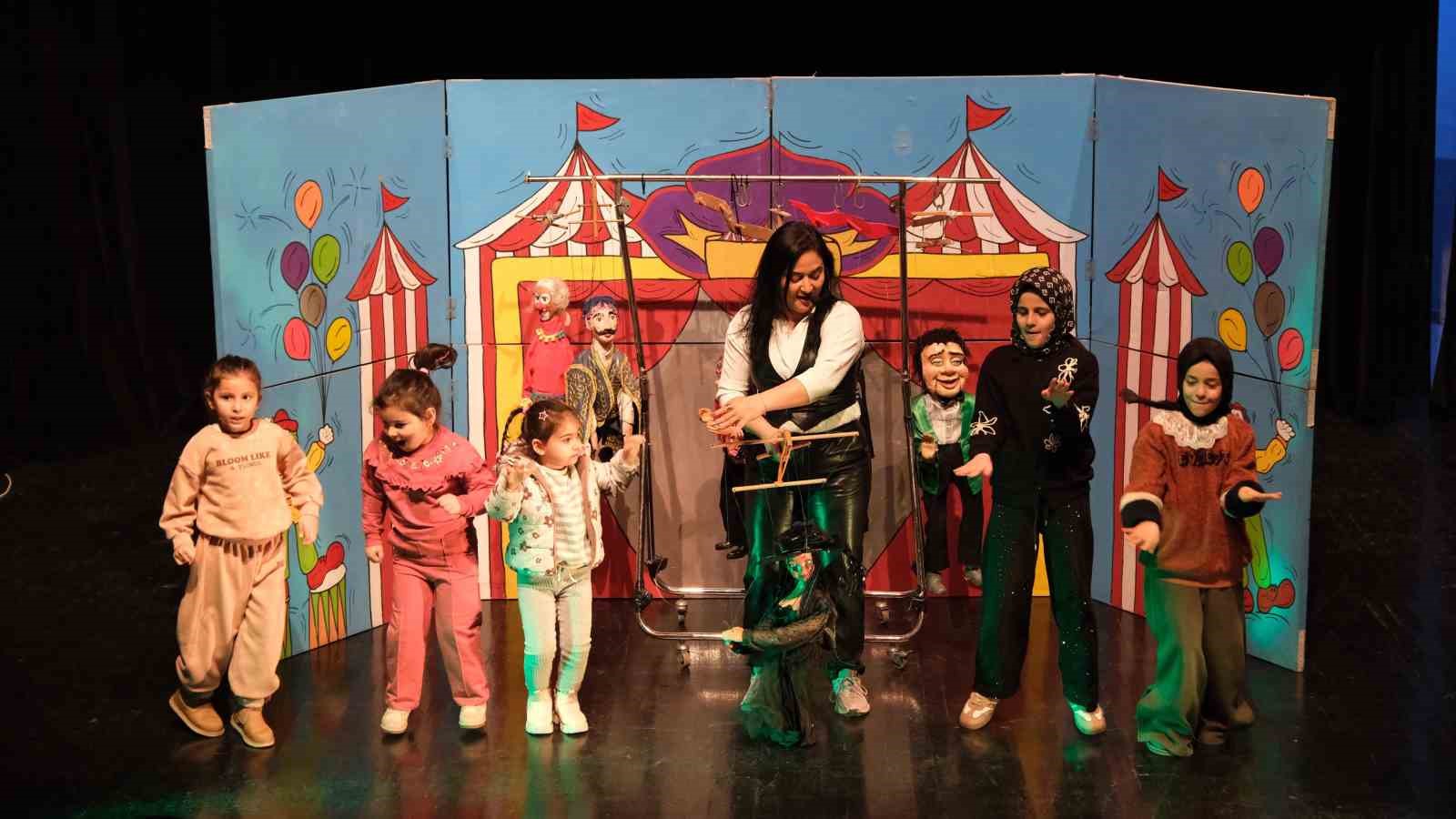 Yıldırımlı çocuklara kukla gösterisi
