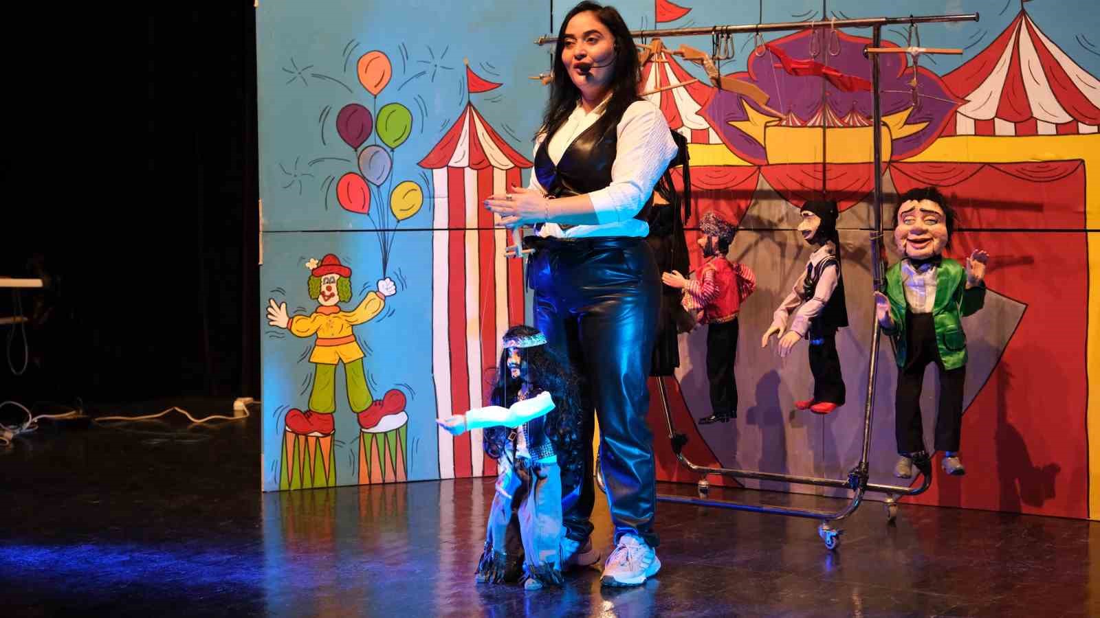 Yıldırımlı çocuklara kukla gösterisi
