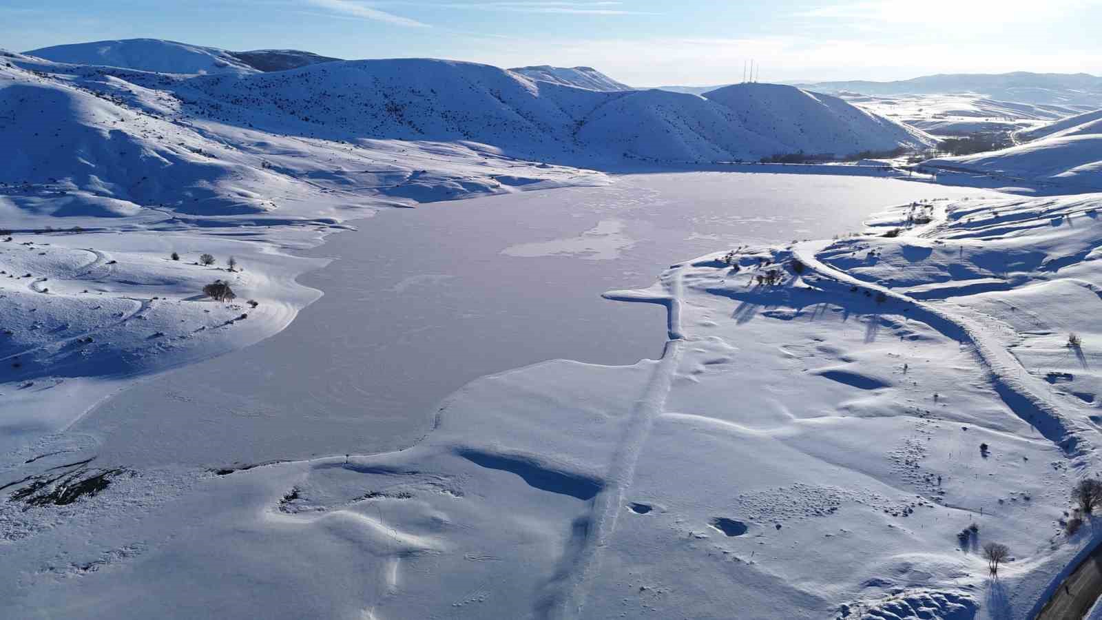 Yıldız Göleti tamamen dondu, ortaya kartpostallık görüntüler çıktı
