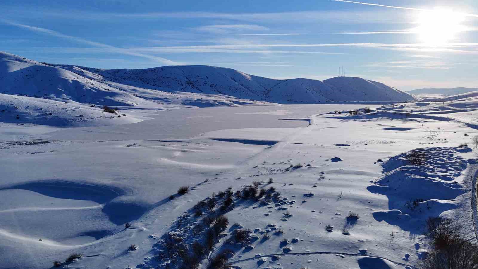 Yıldız Göleti tamamen dondu, ortaya kartpostallık görüntüler çıktı
