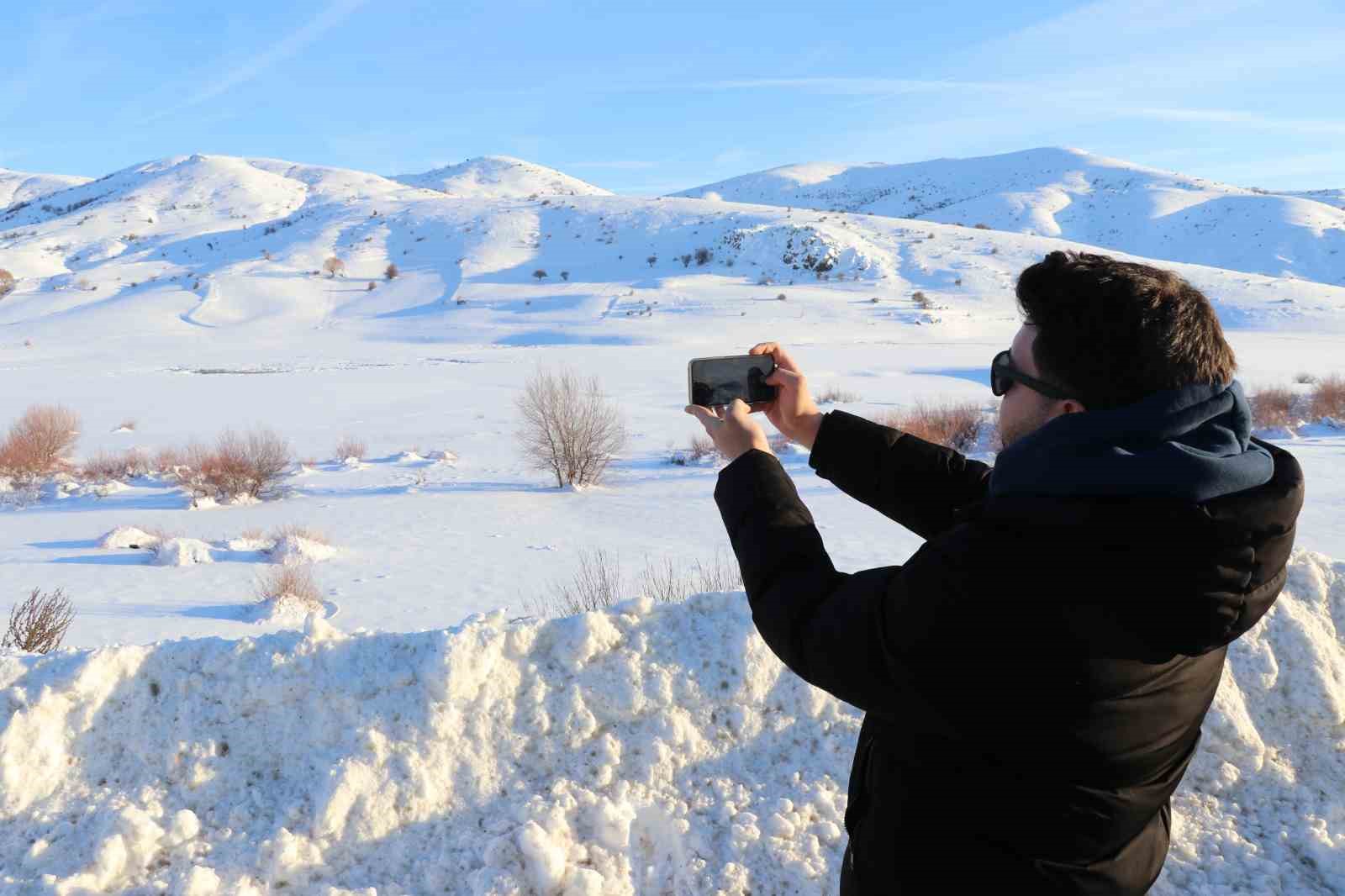 Yıldız Göleti tamamen dondu, ortaya kartpostallık görüntüler çıktı
