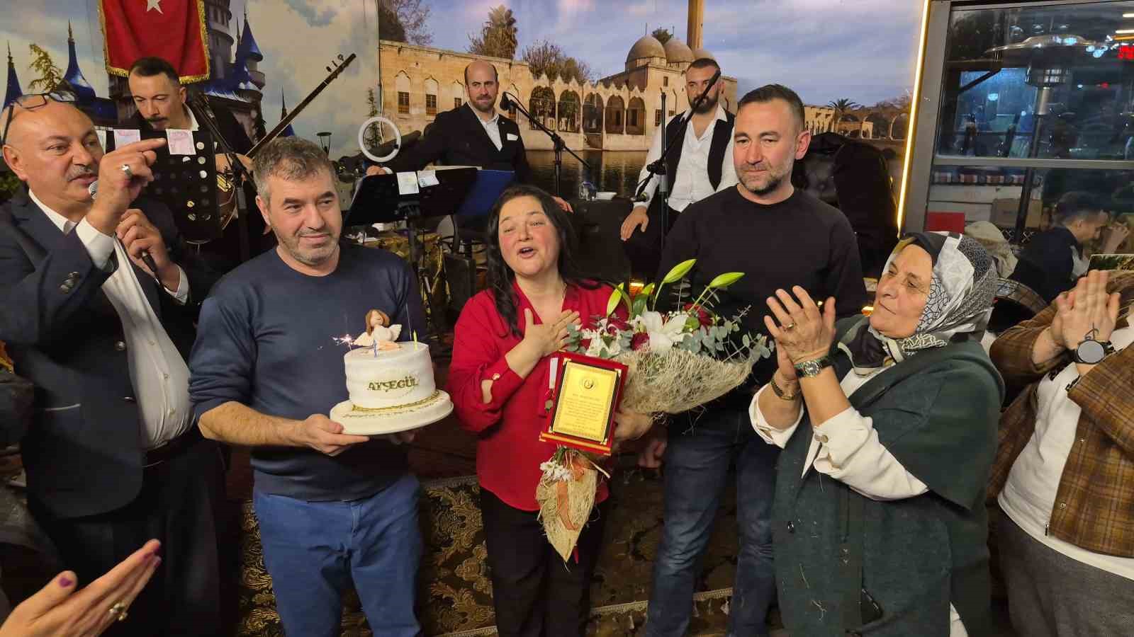 ’Yılın En Başarılı Hizmet Ödülü’nü alan hayırsevere gönüllülerden büyük sürpriz
