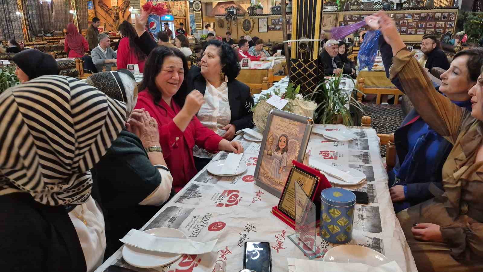 ’Yılın En Başarılı Hizmet Ödülü’nü alan hayırsevere gönüllülerden büyük sürpriz
