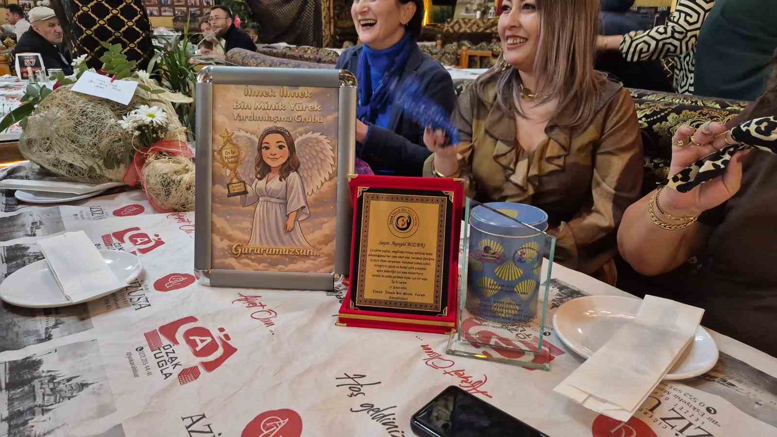 ’Yılın En Başarılı Hizmet Ödülü’nü alan hayırsevere gönüllülerden büyük sürpriz
