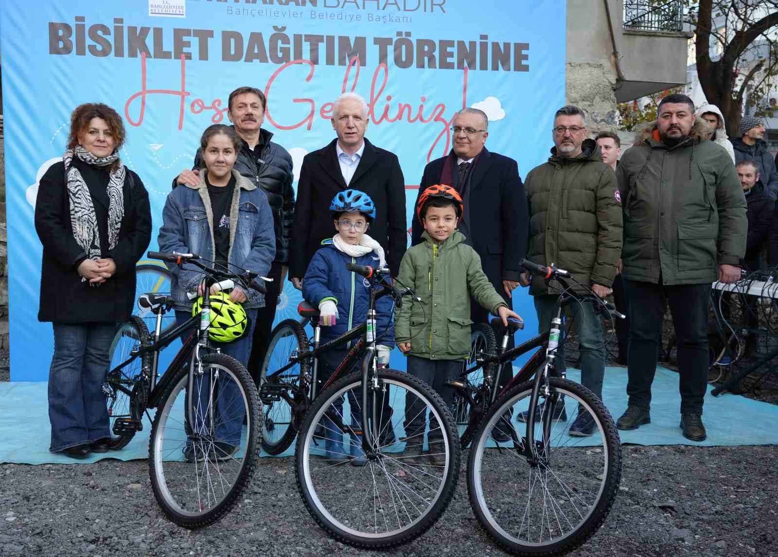 Yılın ilk gününde Bahçelievler’de 100 çocuk bisikletine kavuştu

