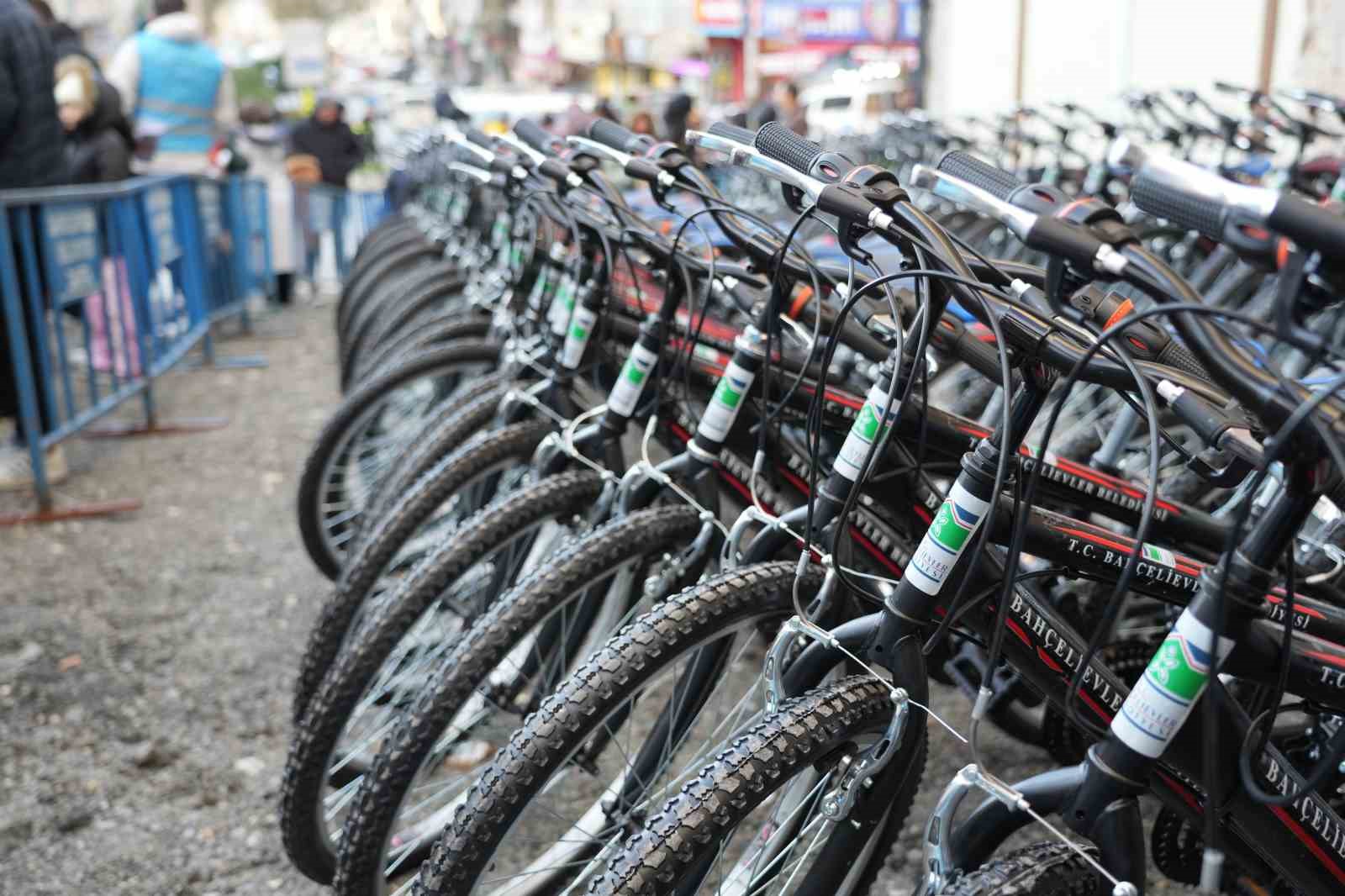 Yılın ilk gününde Bahçelievler’de 100 çocuk bisikletine kavuştu
