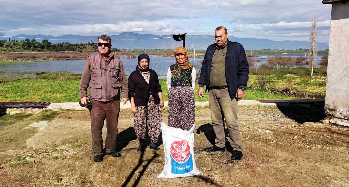 Yılın ilk leylekleri gelmeye başladı, ilk gören 1 çuval unu kaptı
