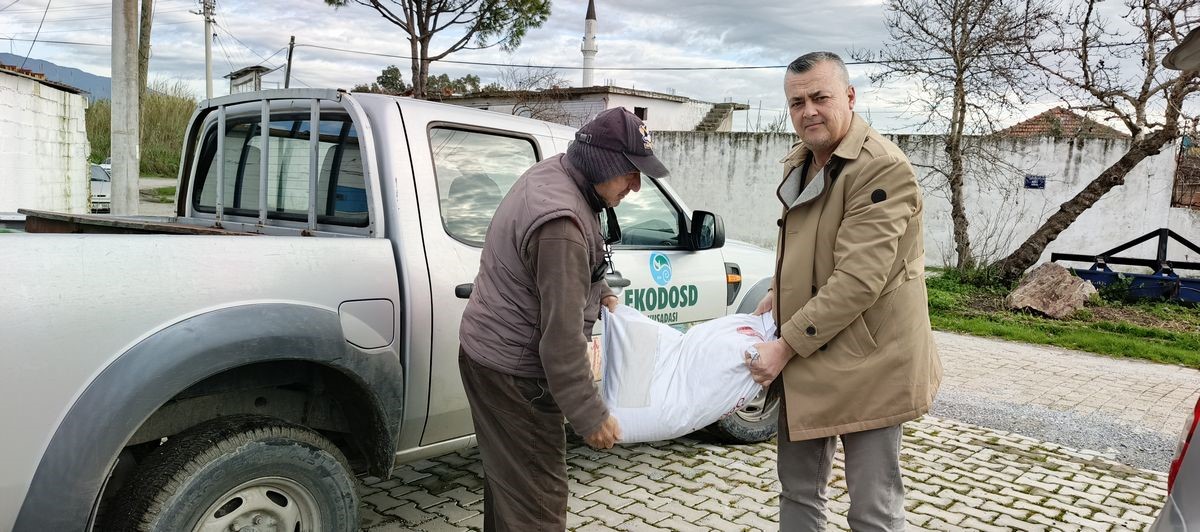 Yılın ilk leylekleri gelmeye başladı, ilk gören 1 çuval unu kaptı
