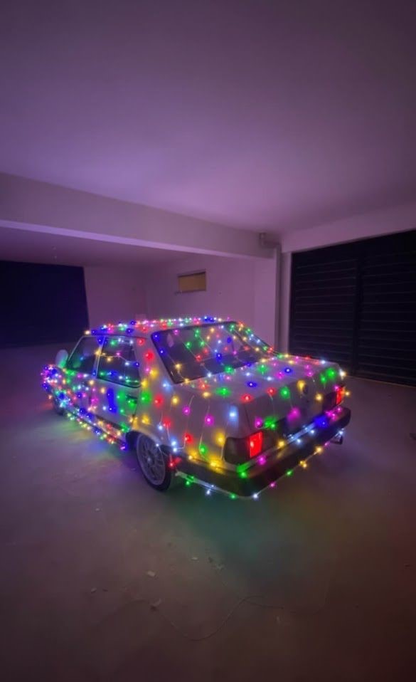 Yılın son günü arabasını ışıklarla kapladı
