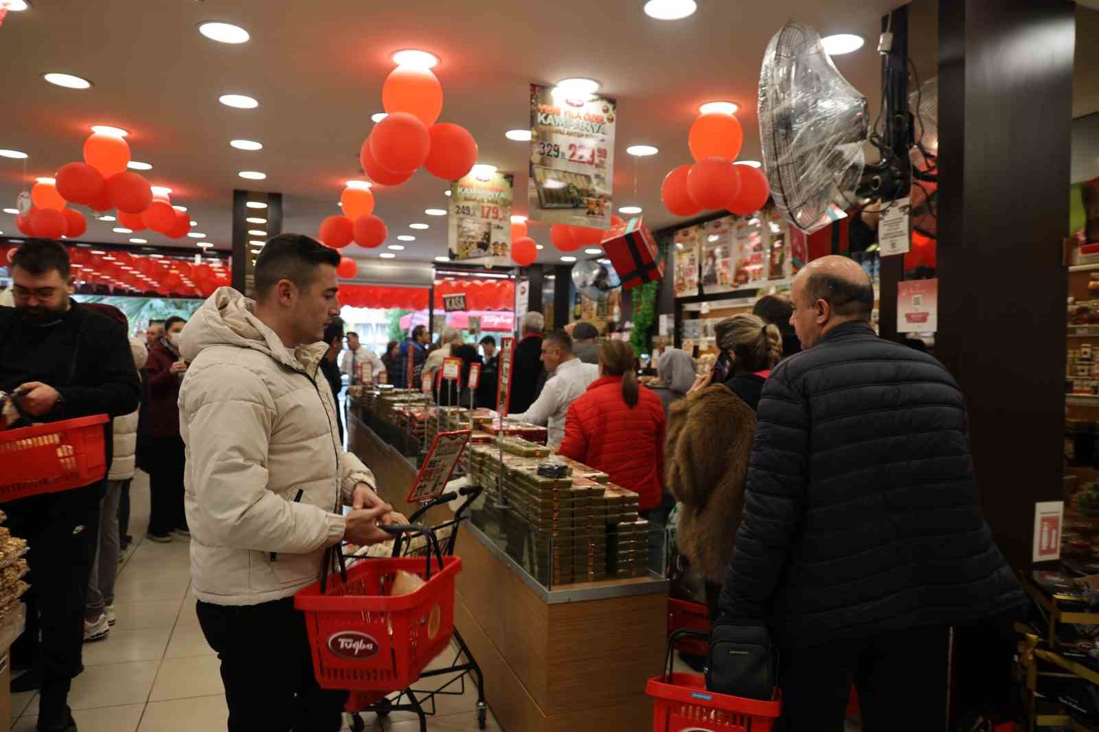 Yılın son günü kuruyemişçilerde adım atacak yer kalmadı
