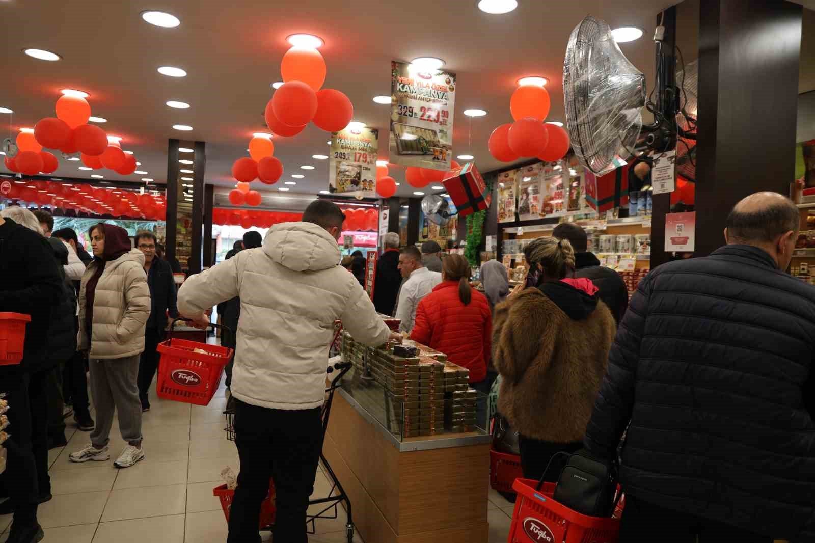 Yılın son günü kuruyemişçilerde adım atacak yer kalmadı
