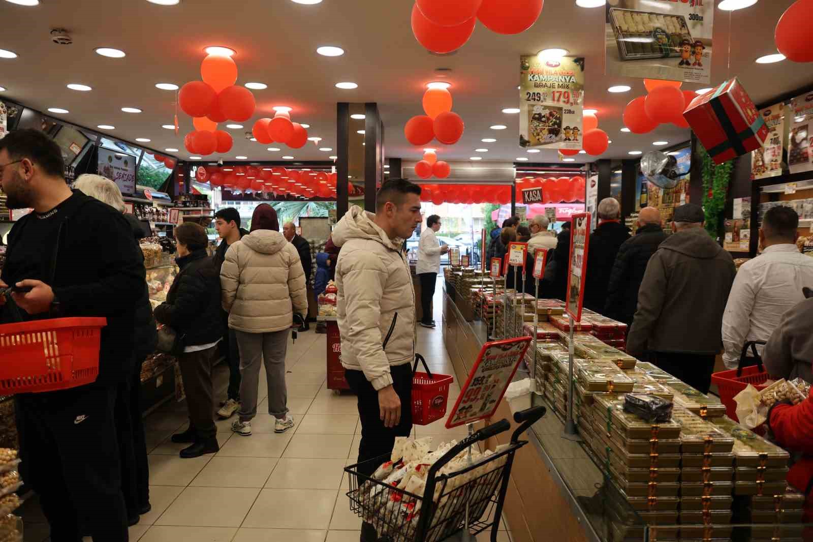 Yılın son günü kuruyemişçilerde adım atacak yer kalmadı
