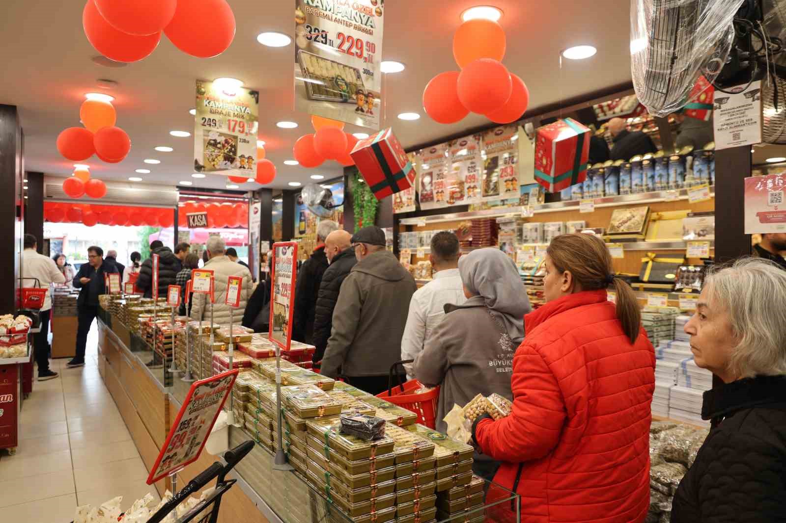 Yılın son günü kuruyemişçilerde adım atacak yer kalmadı
