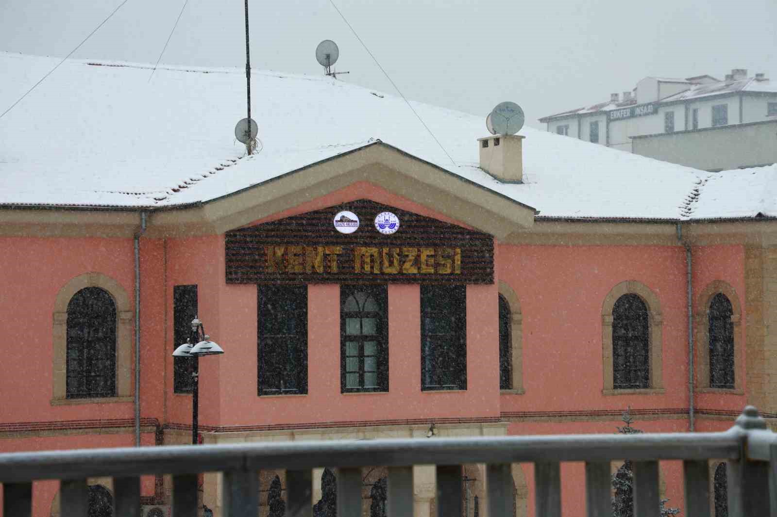 Yılın son gününde Elazığ beyaza büründü

