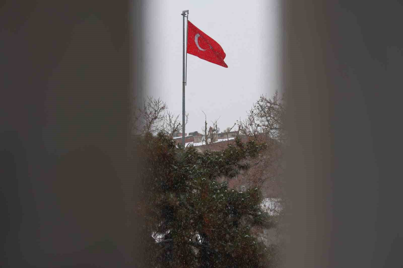 Yılın son gününde Elazığ beyaza büründü
