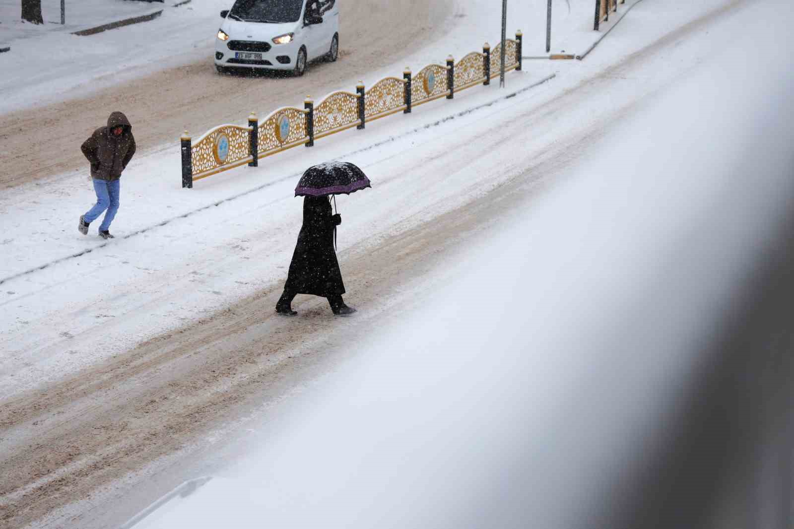 Yılın son gününde Elazığ beyaza büründü
