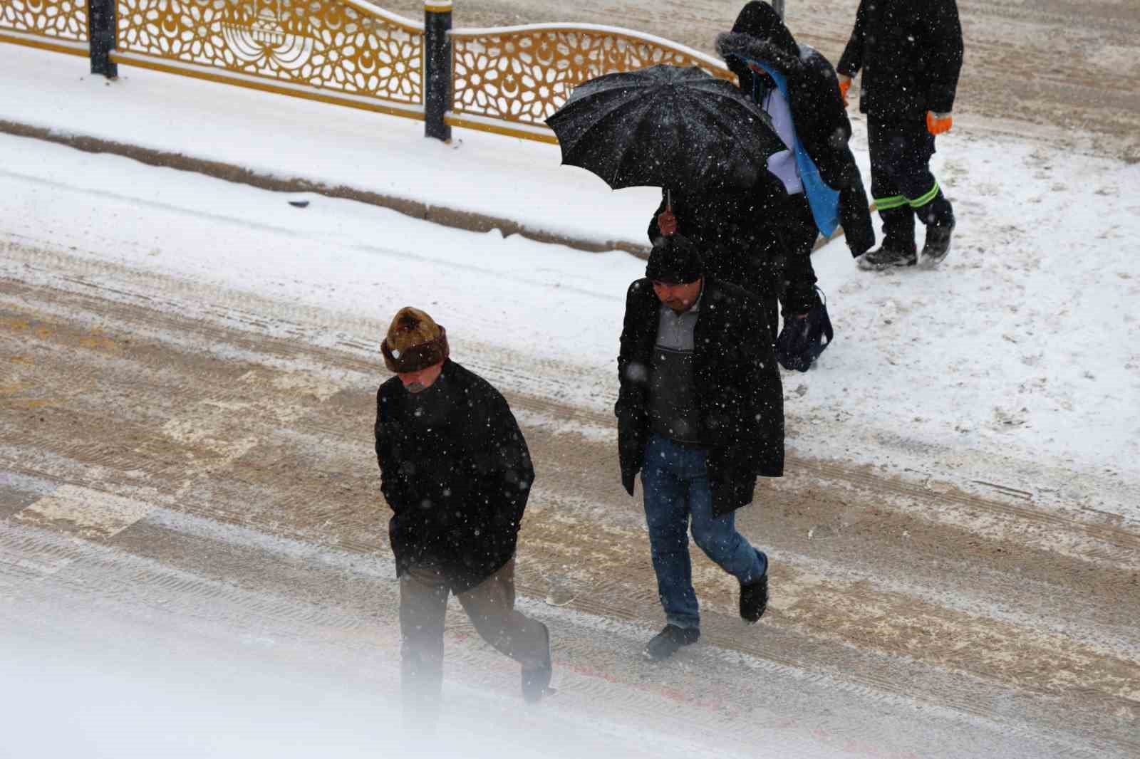 Yılın son gününde Elazığ beyaza büründü
