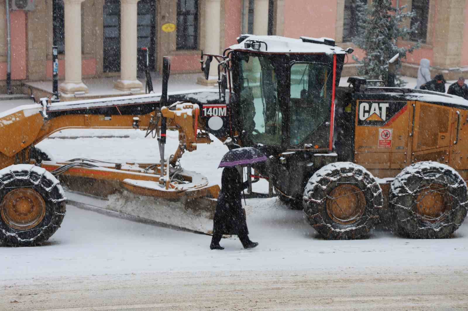 Yılın son gününde Elazığ beyaza büründü

