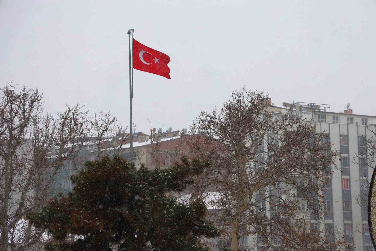 Yılın son gününde Elazığ beyaza büründü
