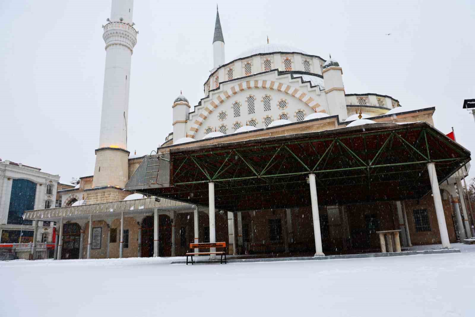 Yılın son gününde Elazığ beyaza büründü
