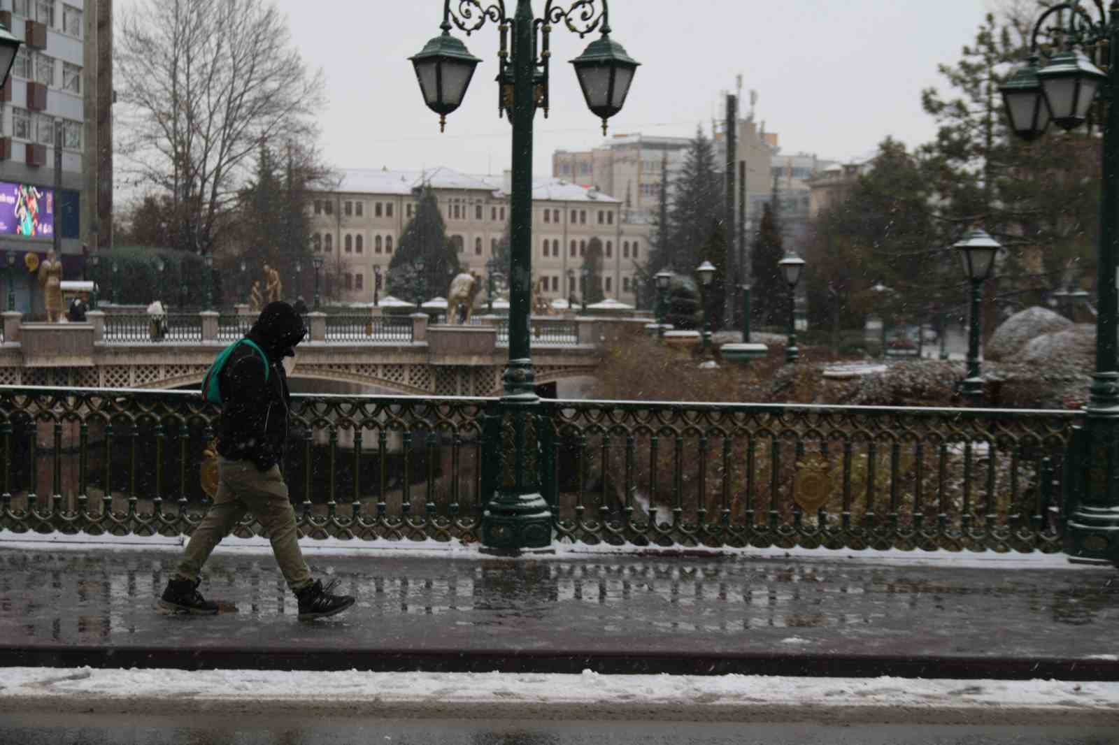 Yılın son karı Eskişehir’i beyaza bürüdü
