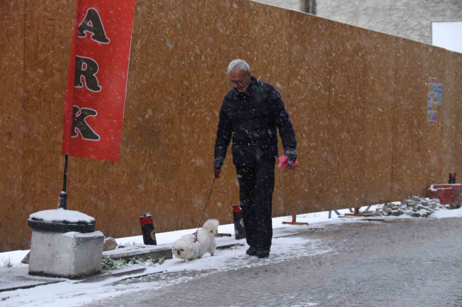 Yılın son karı Eskişehir’i beyaza bürüdü
