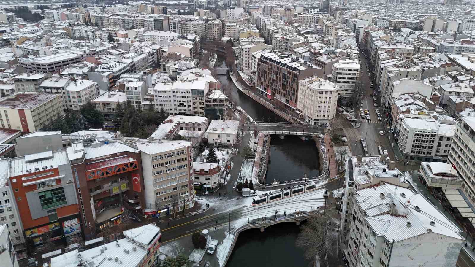 Yılın son karı Eskişehir’i beyaza bürüdü
