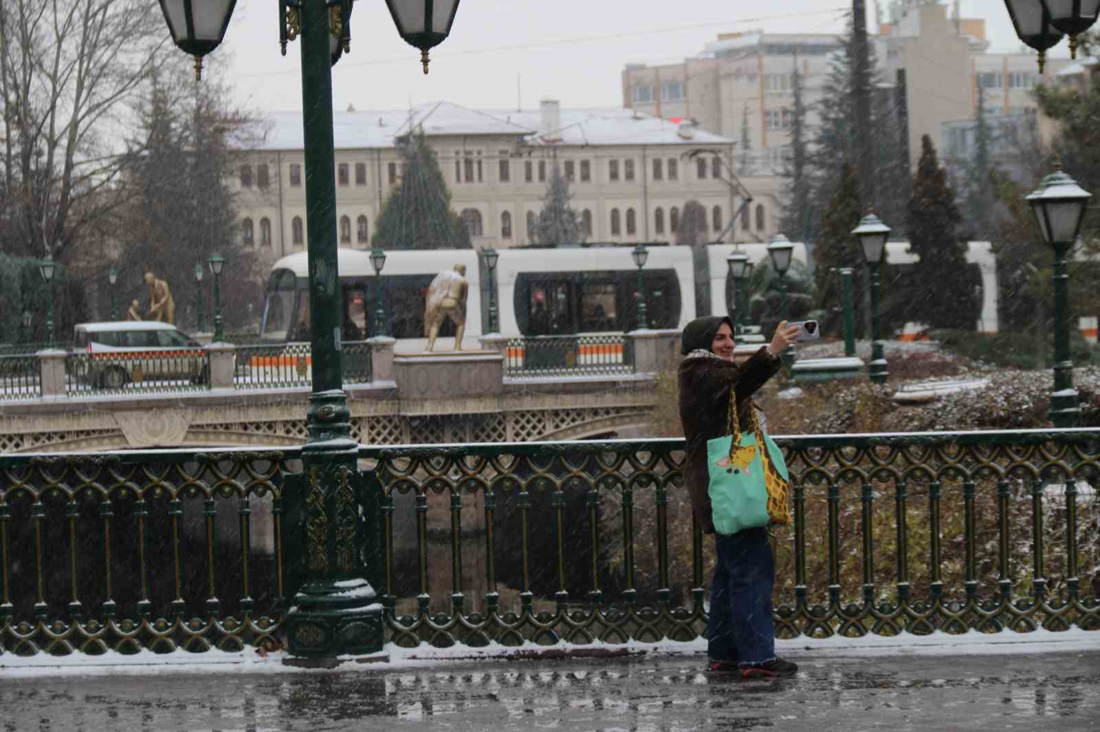 Yılın son karı Eskişehir’i beyaza bürüdü

