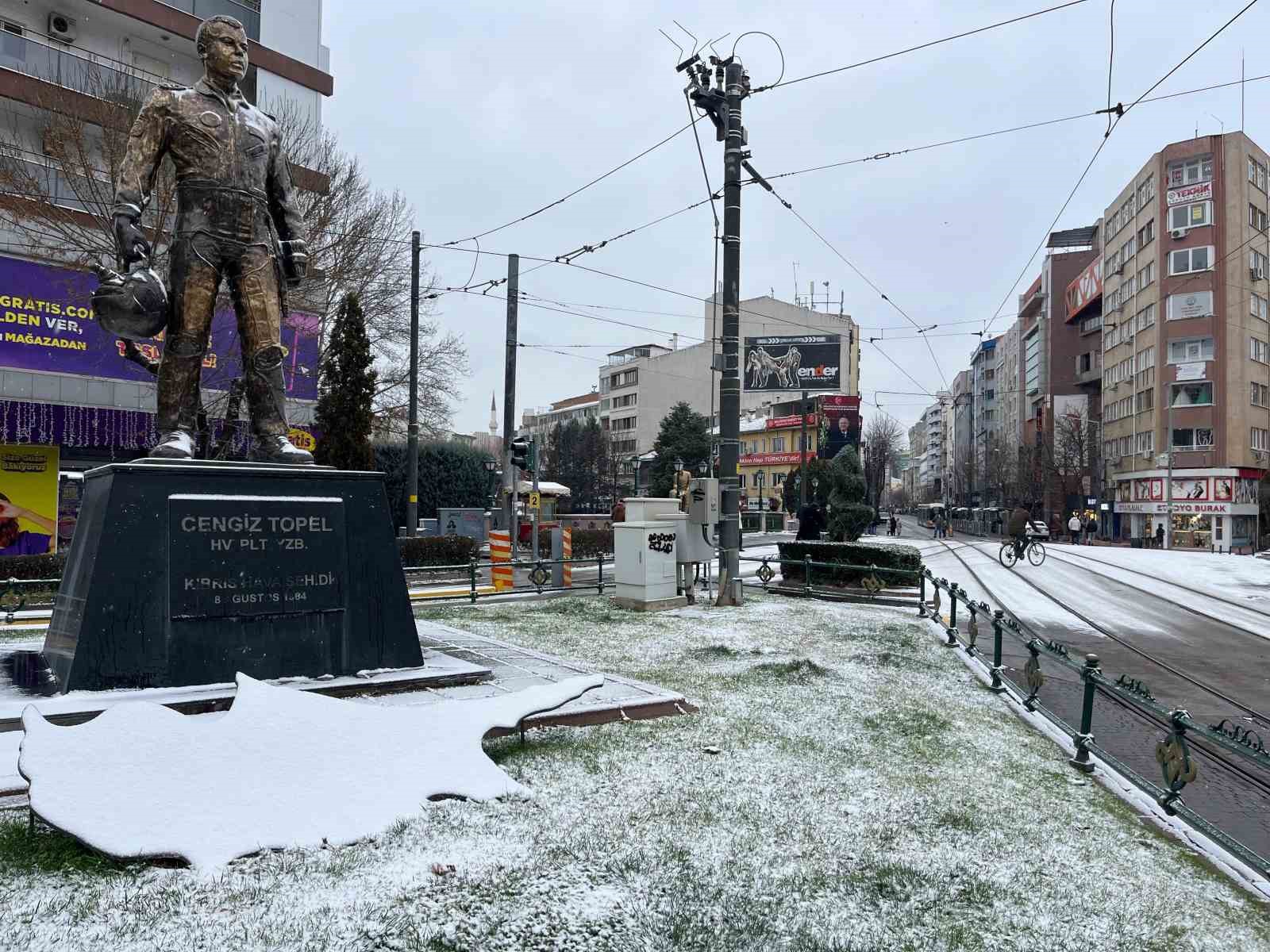 Yılın son karı Eskişehir’i beyaza bürüdü
