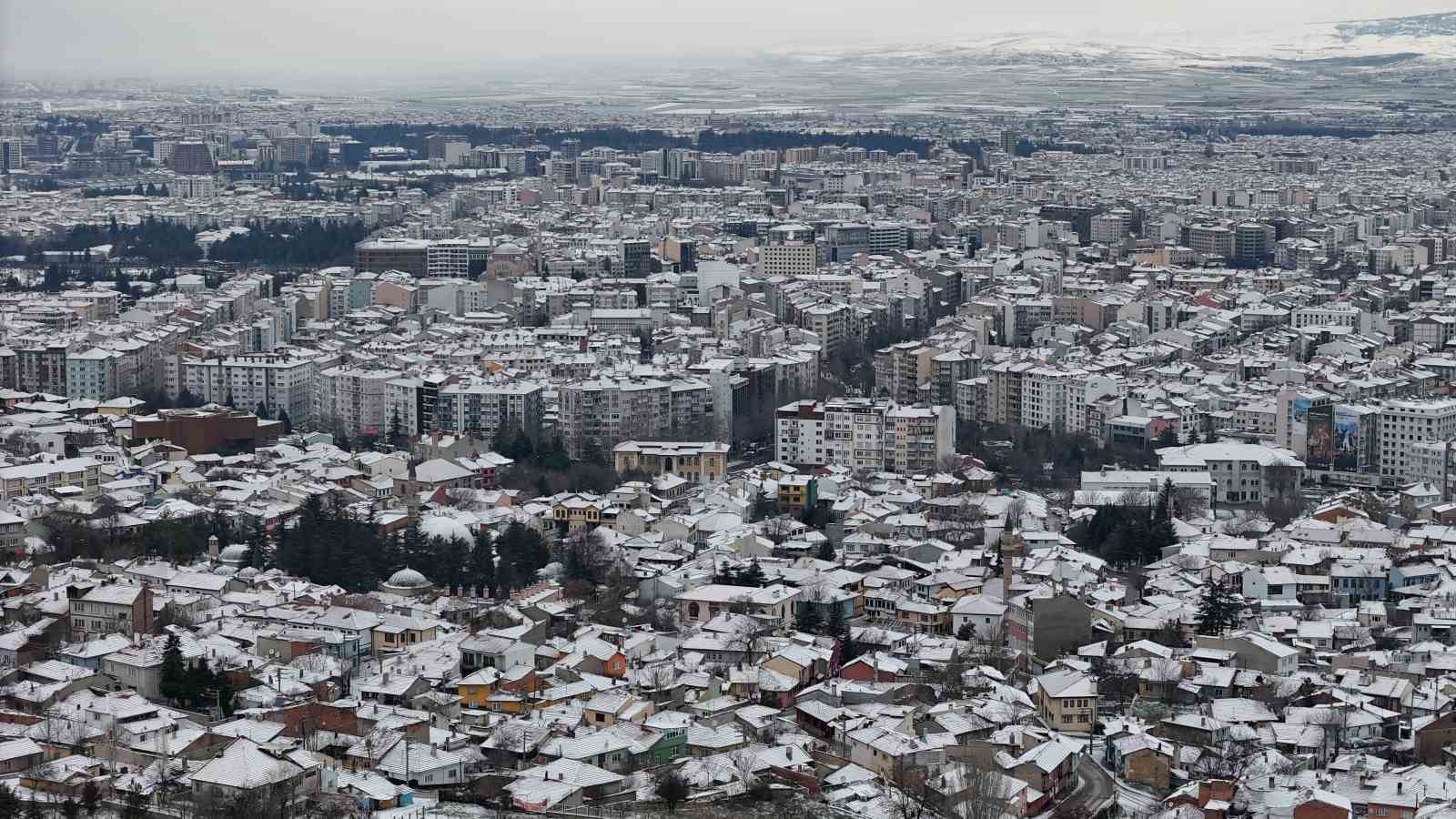 Yılın son karı Eskişehir’i beyaza bürüdü

