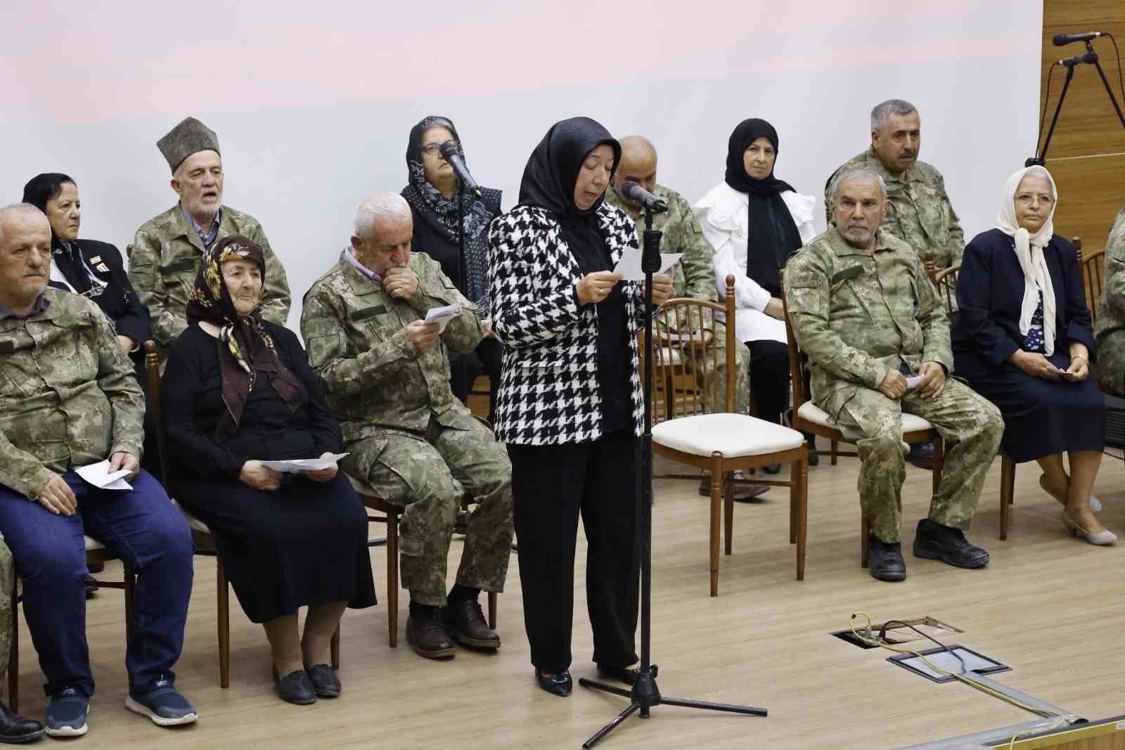 Yıllar sonra yeniden kamuflaj giyen yaşlılar, şiir okuyup duygu dolu anlar yaşadılar
