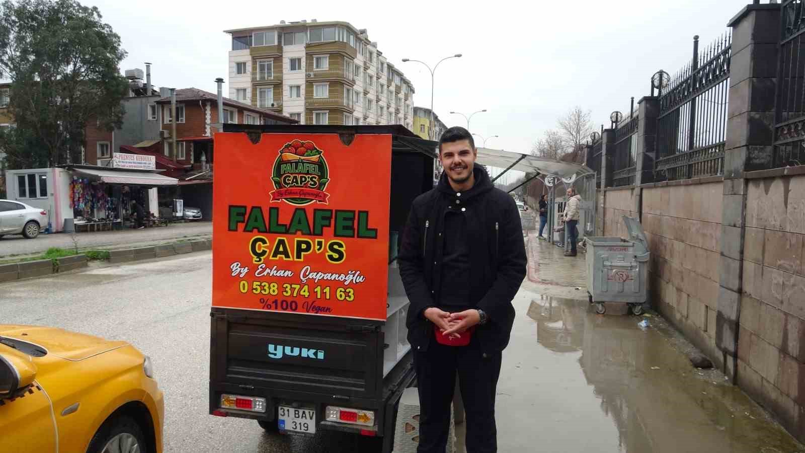 Yıllarca izlediği videolara özenen genç, hevesle başladığı işinde 1 buçuk metrekarelik seyyar tezgahında ekmek parasını kazanıyor
