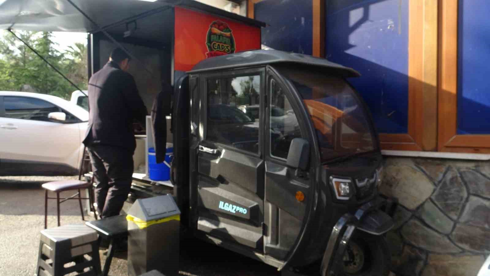 Yıllarca izlediği videolara özenen genç, hevesle başladığı işinde 1 buçuk metrekarelik seyyar tezgahında ekmek parasını kazanıyor
