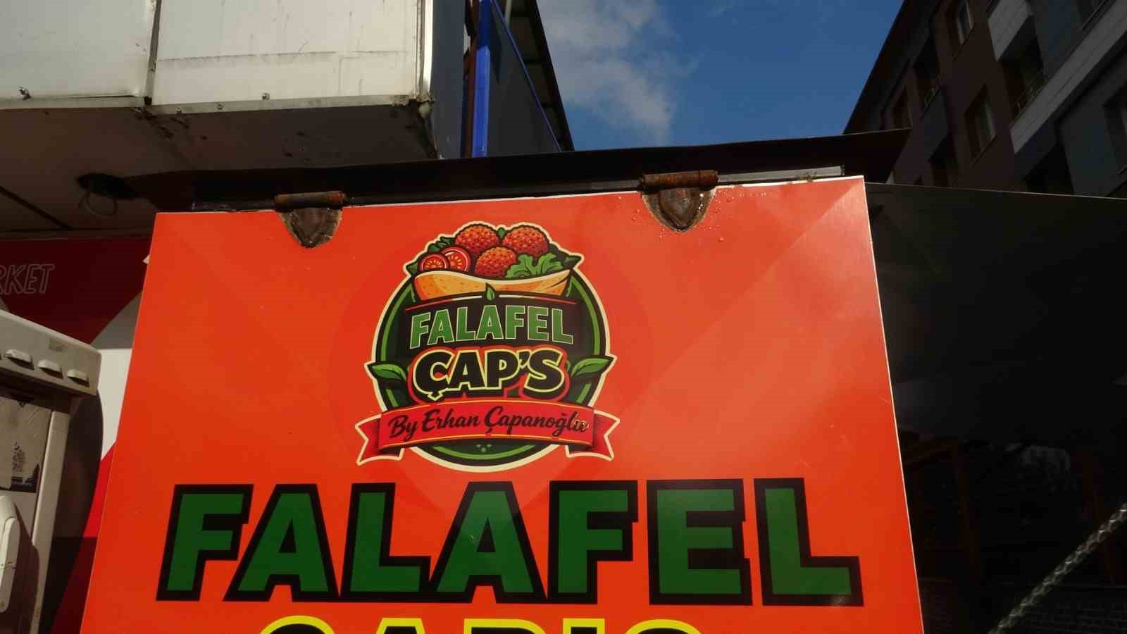 Yıllarca izlediği videolara özenen genç, hevesle başladığı işinde 1 buçuk metrekarelik seyyar tezgahında ekmek parasını kazanıyor
