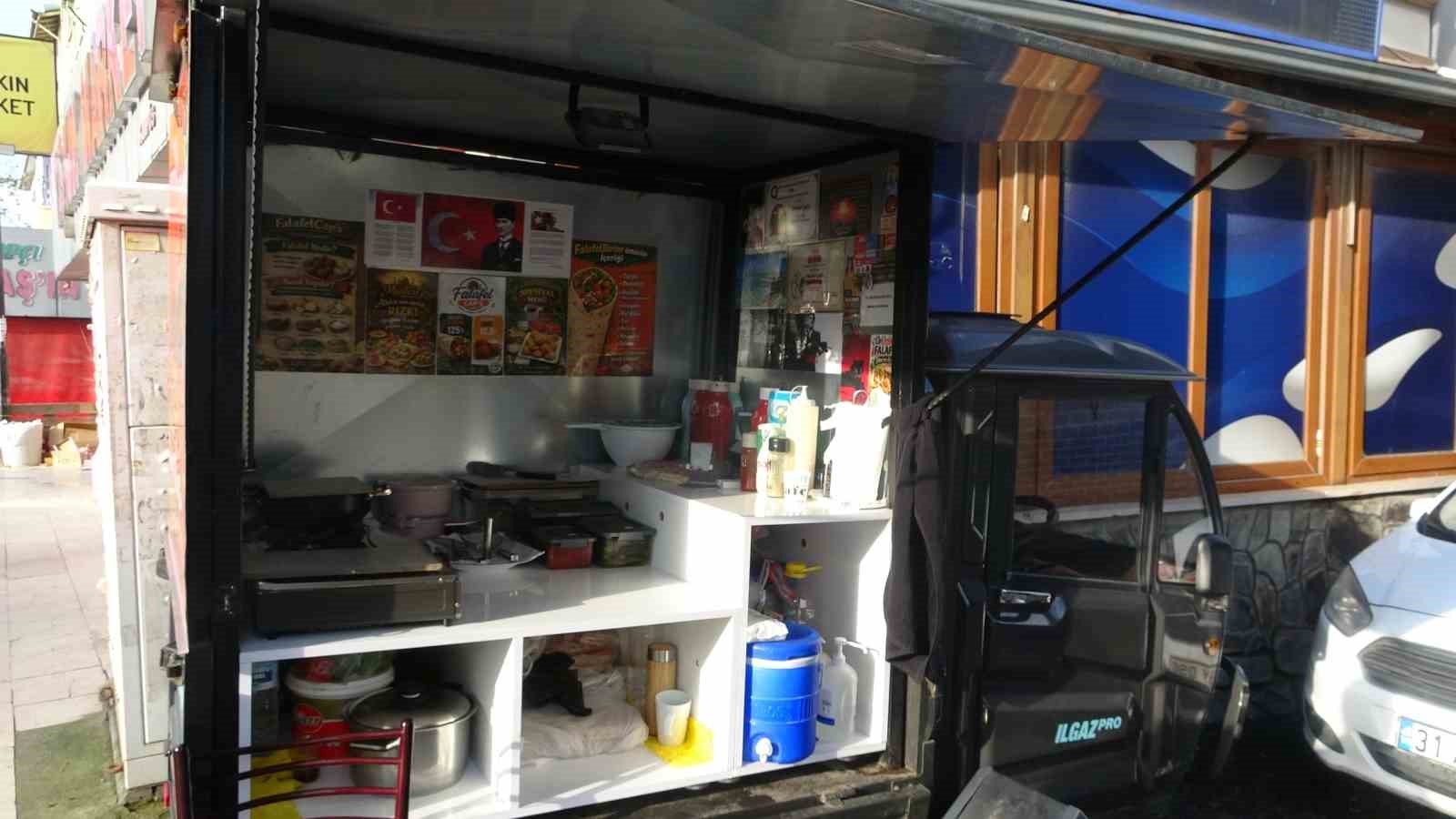 Yıllarca izlediği videolara özenen genç, hevesle başladığı işinde 1 buçuk metrekarelik seyyar tezgahında ekmek parasını kazanıyor
