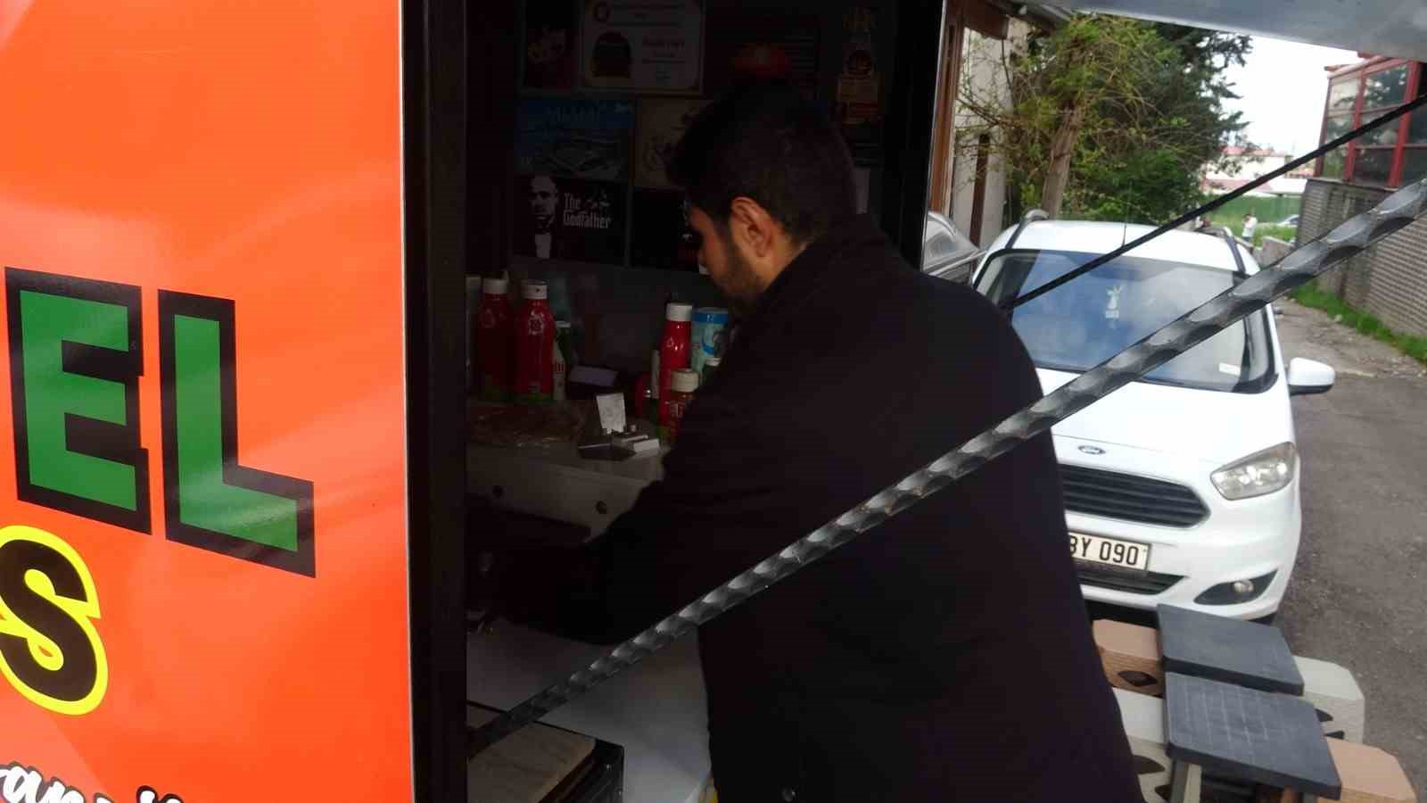 Yıllarca izlediği videolara özenen genç, hevesle başladığı işinde 1 buçuk metrekarelik seyyar tezgahında ekmek parasını kazanıyor
