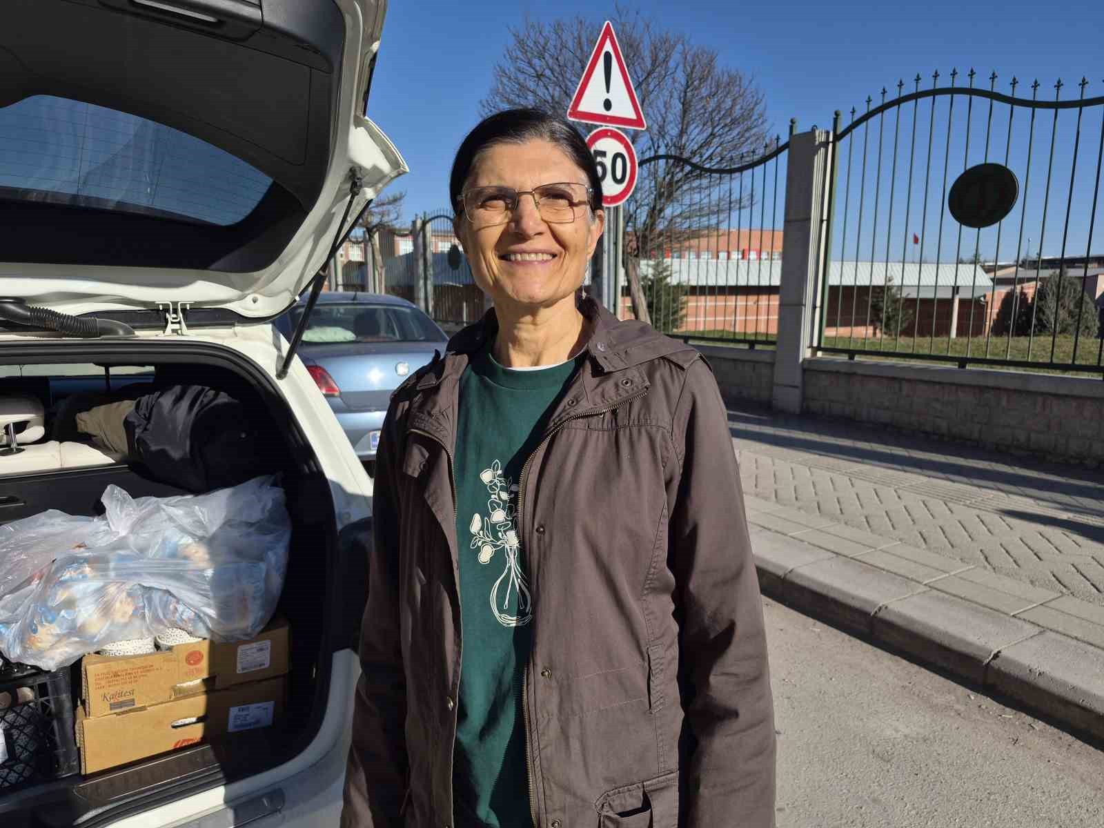 Yıllarca öğrenci yetiştiren öğretmen emekliliğinde de topluma katkı sağlıyor
