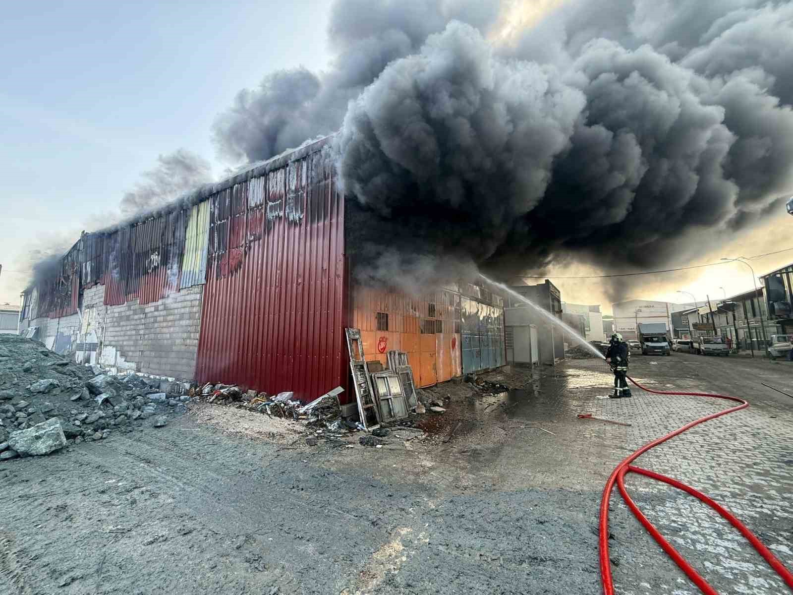 Yıllarca verdiği emekler alev alev yanan esnaf, ’ciğerimiz yandı’ diyerek duygularını dile getirdi
