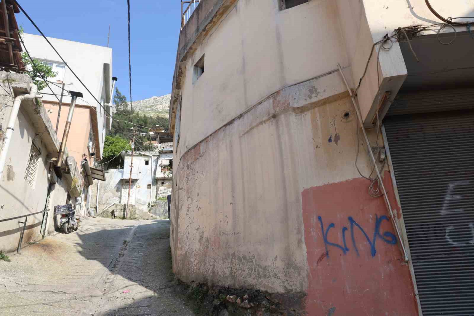 Yıllardır mahalleyi mesken tutan arıları çocukların attığı taş kızdırdı
