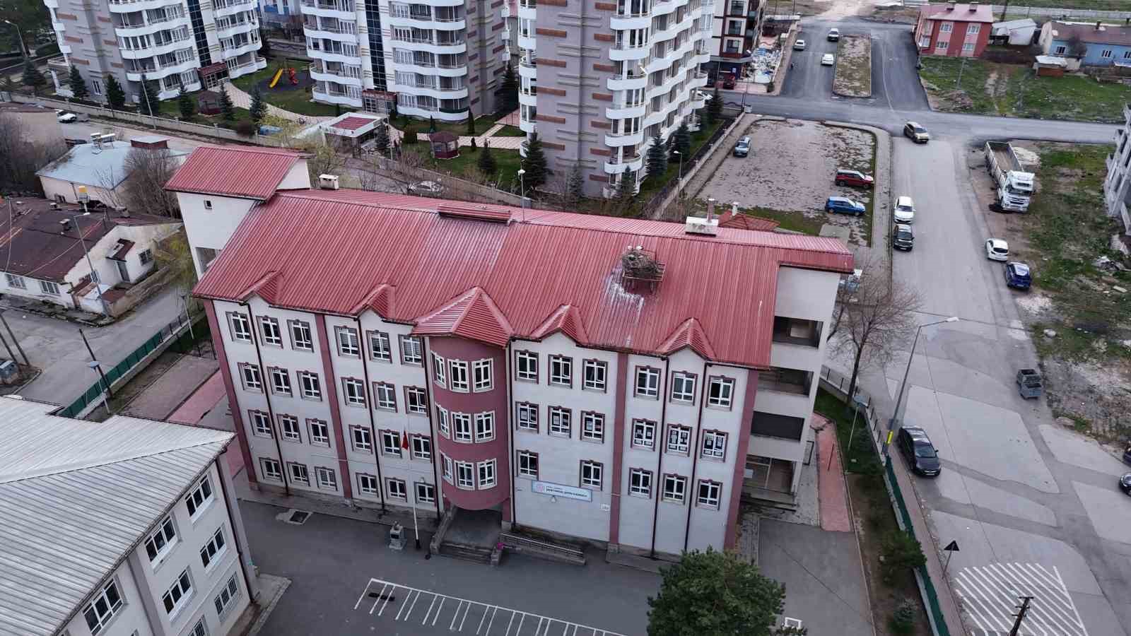 Yıllardır süren gelenek bozulmadı, Sivas’ın ‘Leylekli okulu’ misafirlerine kavuştu
