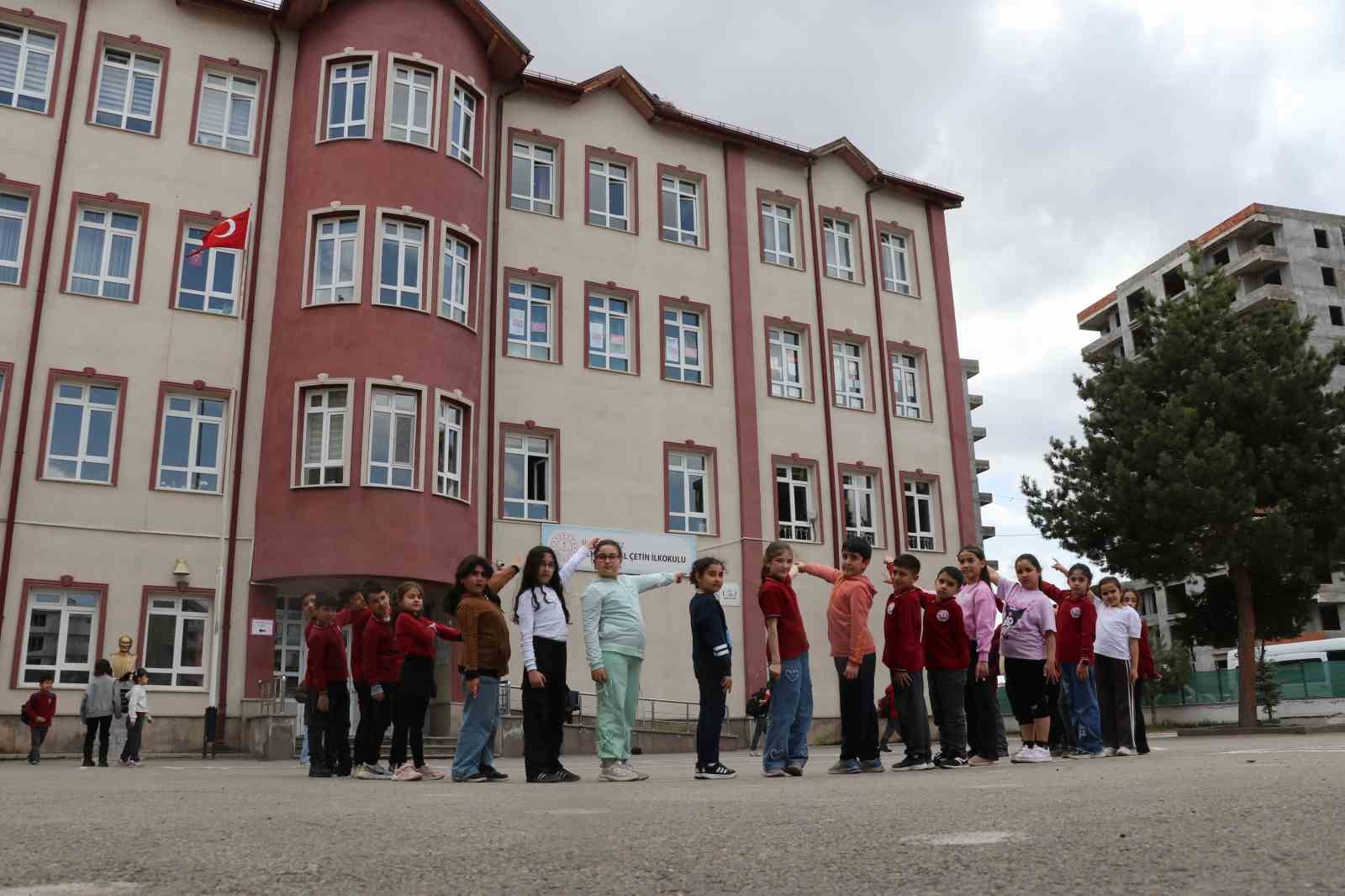 Yıllardır süren gelenek bozulmadı, Sivas’ın ‘Leylekli okulu’ misafirlerine kavuştu
